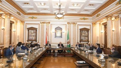 رئيس جامعة القاهرة يبحث تحسين الخدمة المقدمة لأعضاء هيئة التدريس والعاملين وأسرهم
