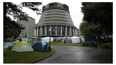 الموسيقى بدلا من الغاز.. تكتيك جديد لتفريق المحتجين على إلزامية اللقاح بنيوزيلندا