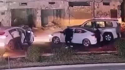 أثار رعب النشطاء.. لحظة اختطاف صاحب مكتب صرافة في وضح النهار | فيديو