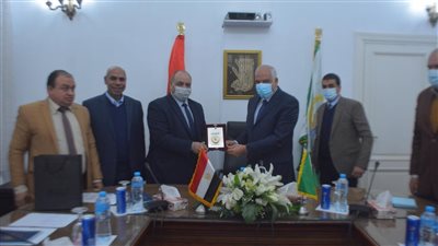 نقابة أطباء الجيزة تهدي درعها للمحافظ| صور