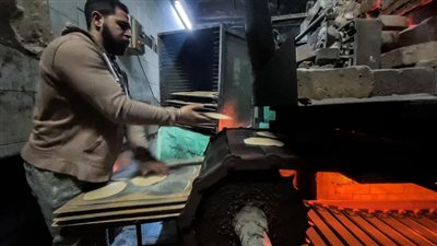 تطبيق النظام الجديد لنقاط صرف الخبز.. جولة فيتو داخل فرن بلدي من البداية حتى البيع | فيديو 