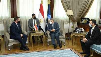 رئيس قناة السويس يبحث سبل التعاون مع المكتب الأمريكي للملاحة ABS