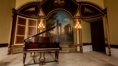 تمهيدا للافتتاح.. الآثار تنقل بيانو قصر محمد علي