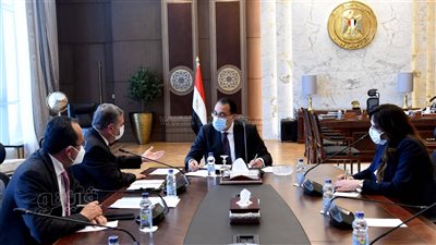 مدبولي: تكليفات من الرئيس بتعميق التصنيع المحلي من السيارات الكهربائية