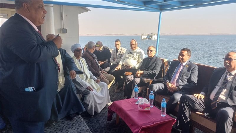 وفد برلمانى يستمع