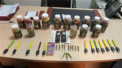 ضبط محاولة تهريب سجائر إلكترونية وحلوى مخدرة بمطار القاهرة