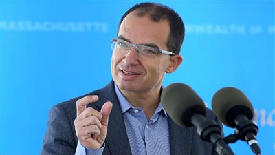 رئيس مودرنا يزف بشرى سارة للعالم: كورونا في مراحله الأخيرة وهذا دليلي