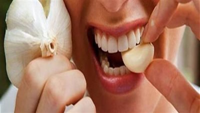 أفضل حل للتخلص من رائحة البصل والثوم في الفم