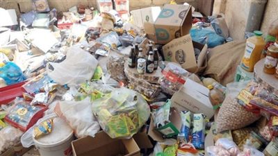 ضبط صاحب مخزن حجب 101 طن مواد غذائية من التداول بالجيزة