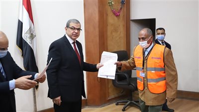 وزير القوى العاملة يسلم 13 ألف وثيقة تأمين تكافلي للعمالة غير المنتظمة