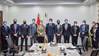 خالد عبد الغفار يناقش مع مدير شركة استرازينيكا التعاون في نقل تكنولوجيا تصنيع اللقاحات 