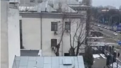 تصاعد أعمدة دخان من السفارة الروسية بأوكرانيا | فيديو