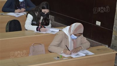 400 طالب بتجارة عين شمس يتقدمون للامتحانات المؤهلة لمنحة اللغة الإنجليزية المجانية