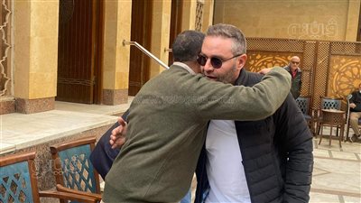 حازم إمام ونجل مرتضى منصور وسليمان يشاركون في جنازة أحمد مصطفى| صور