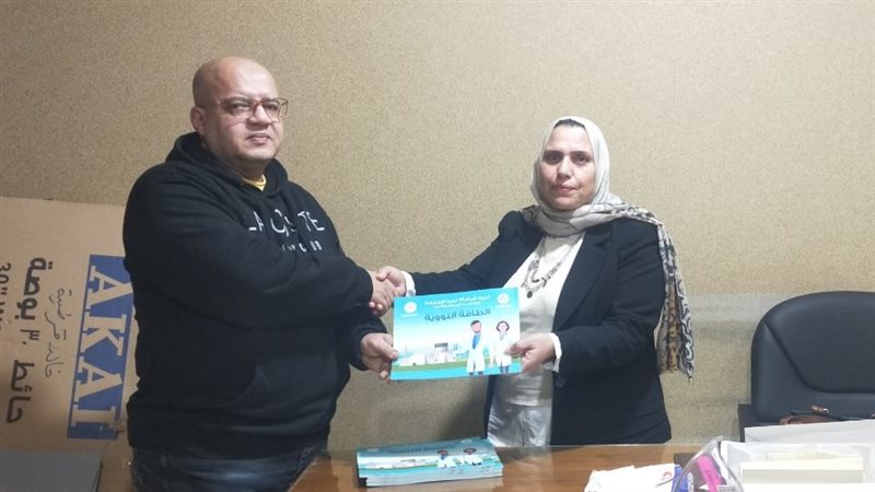 جانب من توزيع الكتب
