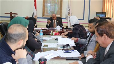 محافظ بني سويف يبحث آليات الاستفادة من التعليم الفني المزدوج لتوفير فرص عمل
