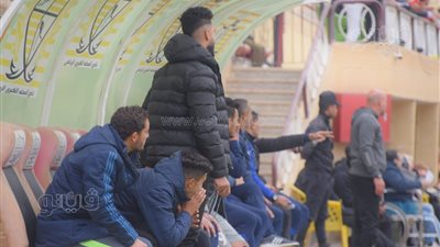 لاعب كفر الشيخ يؤازر فريقه بالتسبيح والدعاء على دكة البدلاء | فيديو 