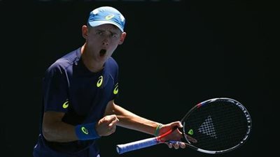  لاعب تنس أسترالي يزور شهادة تطعيمه ضد كورونا