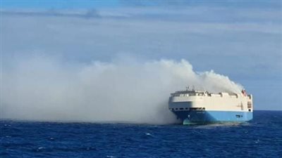 سيارة تحترق وسط المحيط الأطلسي 