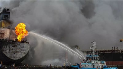 بعد نجاة الركاب.. دوي انفجارات على متن سفينة مشتعلة في البحر الأيوني |فيديو