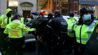 كندا تجمد الحسابات المصرفية للمحتجين