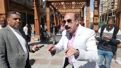 عزل رئيس حي غرب أسوان وغلق 4 محلات وبازارات | صور 