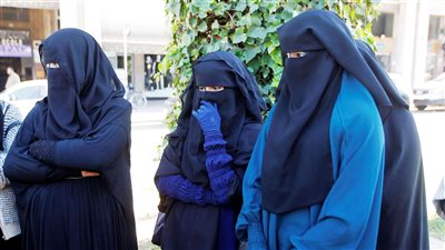 العلم ينفي والسلفية تؤكد.. هل إرضاع الطفل من الأم الحامل يحكم عليه بالموت؟ 