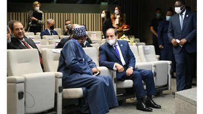  السيسي يلتقي الرئيس النيجيري خلال القمة الأوروبية الأفريقية