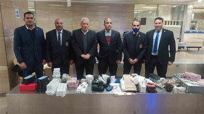 ضبط محاولة تهريب هواتف محمولة وساعات وشيش إلكترونية بمطار القاهرة