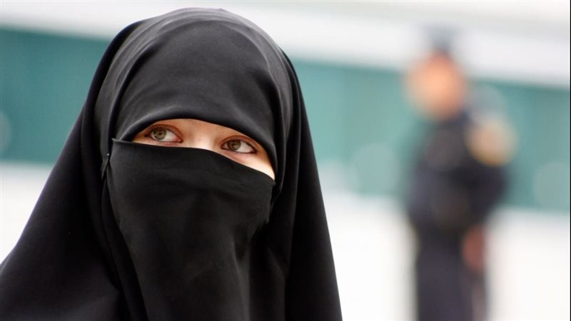 إحدى المنتقبات 