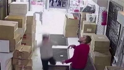 بسبب الموبايل.. لحظة سقوط شاب في حفرة | فيديو