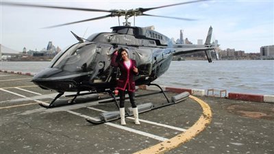 ياسمين صبري تشارك متابعيها صورا لها من داخل طائرة هليكوبتر