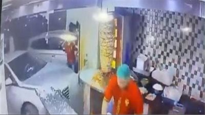 سيارة مسرعة تقتحم مطعما بإسرائيل وتدهس امرأة| فيديو 