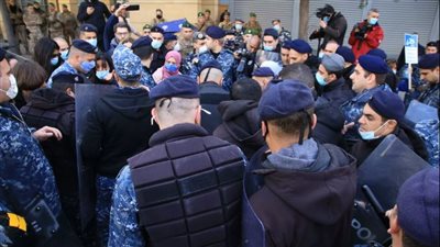 تظاهرة للمودعين أمام بنك عودة ببيروت وإصابة أحد الأشخاص| فيديو 