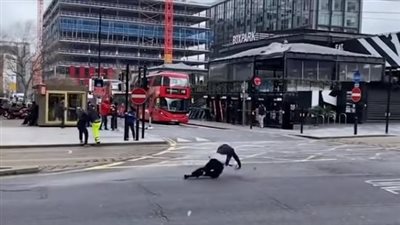 يسقطون في الشوارع من شدة الرياح.. شاهد ما فعلته العاصفة يونيس بالبريطانيين| فيديو