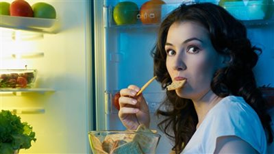 8 علامات تكشف إصابتك بإدمان الطعام