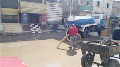 انتشار سيارات شفط مياه الأمطار بشوارع بني سويف