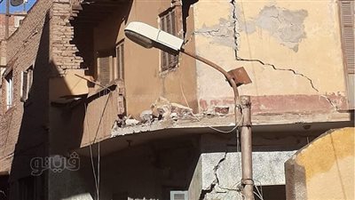 النيابة تعاين موقع انهيار جزئي لشقة سكنية في بولاق الدكرور