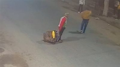 بيصوروا فيديو تيك توك.. تنمر شباب على عامل نظافة بالغربية | فيديو