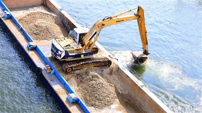 محافظة سوهاج تتابع أعمال تكريك المجرى الملاحي لنهر النيل | صور 