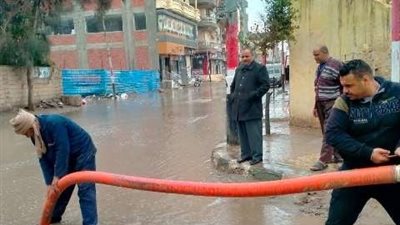 انتشار معدات الكسح لإزالة مياه الأمطار من شوارع الشرقية | صور 