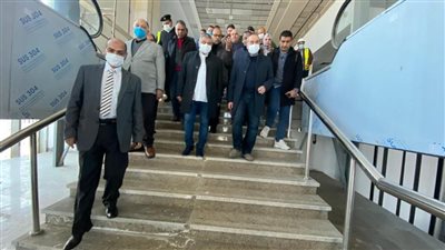 وزير الطيران يوجه باستخدام الطاقة الشمسية في إضاءة مطار سفنكس
