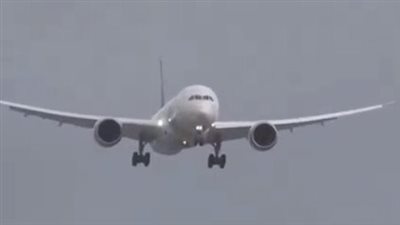 أشادوا ببراعته.. طيار مصري ينجح في الهبوط بالطائرة أثناء عاصفة شديدة بلندن| فيديو