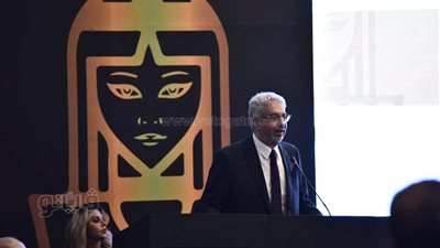 شنطة من الذهب استغرقت 900 ساعة عمل وسعرها 19 ألف دولار بمعرض نبيو | فيديو