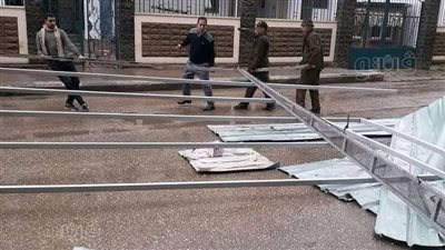 شلل مروري بالشرقية بعد سقوط لافتة ضخمة ونجاة المارة وقائدي السيارات|صور