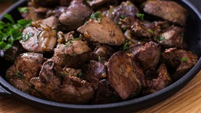 طريقة عمل الكبد والقوانص مثل المحلات.. لا تفوتيها