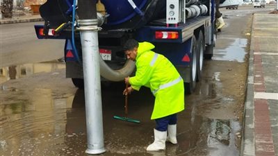  تمركز سيارات ومعدات شفط مياه الأمطار بأحياء جنوب وشمال الجيزة | صور 