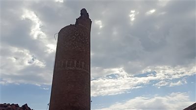 خروج جثامين ضحايا انهيار مدخنة الدقهلية من مستشفى ميت غمر | فيديو