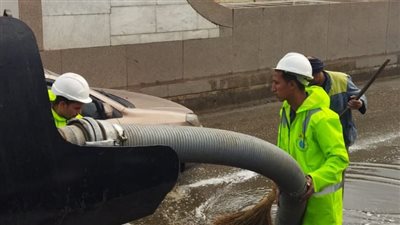 إدارة المرافق بالجيزة تواصل سحب تراكمات مياه الأمطار | صور