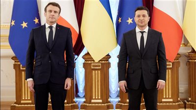 ماكرون يتعهد بزيادة إمدادات الأسلحة الفرنسية إلى أوكرانيا 